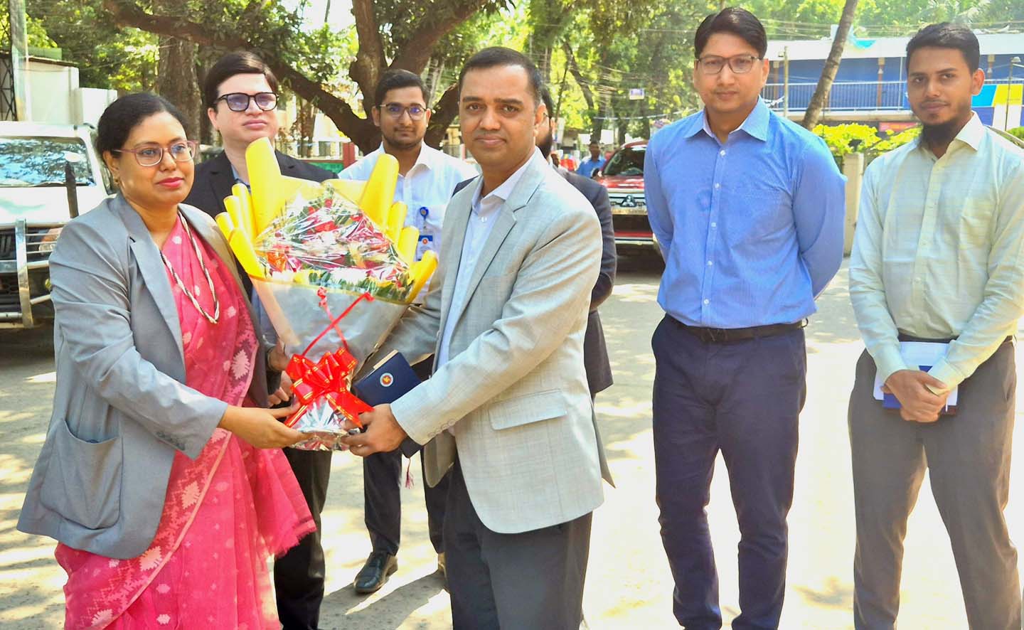  রাজবাড়ীর নতুন জেলা প্রশাসককে নিজ কার্যালয়ে ফুলেল অভ্যর্থনা